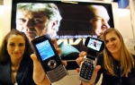삼성전자가 9일부터 15일까지 독일 하노버에서 열리는 세계 최대의 정보ㆍ통신전문 전시회‘CeBIT 2006’에서 세계 최초로 개발된 8GB HDD폰(왼쪽)과 유럽최초 지상파DMB폰