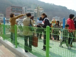 부산은행 용원지점(지점장 조 병 영)은 3월 9일 지역주민에게 꽃씨를 나눠주며 용원지점 개점 소식을 알렸다.