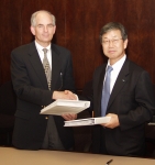 두산중공업 김태우 부사장(사진 오른쪽)과 제임스 레빈 APS 발전 부사장이 팔로 버디 원전 1~3호기 교체용 설비 공급계약을 체결하고 있다. 