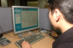 관제센터(사무실)에서 파워-GPSONE서비스를 통하여 차량의 위치를 파악하고 있는 장면
