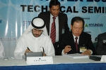 이지송 현대건설 사장과 사이드 모하메드 알 타이르 두바이 수전력청장이 3월 14일 UAE의 두바이 월드 트레이드 센터에서 개최된 제벨알리 발전담수 2단계 공사 계약 서명식에서 계약