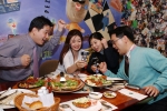 시내 식당에서 위성DMB 가입자들이 점심시간에 TU단말기를 통해 WBC경기를보고 있는 모습