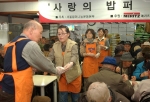 3월 18일(토) 서울 청량리에 위치한 밥퍼나눔운동본부에서 봉사활동중인 메리츠화재 봉사단.