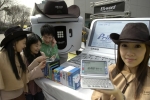 3월 20일 경희대학교에서 실시한 로드쇼에 참가한 학생들이 대형 EX-word 모형앞에서 EX-wrod의 생생한 발음 기능을 체험하며 제품을 시연해보고 있다.