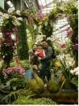 온실식물원에서 펼쳐지는 웰빙식물전시회에 참석한 가족들