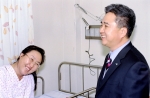 교보자동차보험 신용길 사장이 22일 영등포 성애병원에 입원해있는 사고 피해자를 방문, 보상 처리 과정을 안내하며 쾌유를 기원하고 있다.
