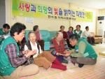 워크샵 참가자들이 23일 영광원전 인근 노인복지시설인 '복음의 집'을 방문하여 봉사활동을 벌이고 있다.