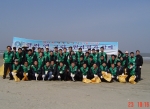 23일 가마미해수욕장의 환경정화활동에 앞서 영광원전 직원들이 청소도구를 소지한채 기념촬영을 하고 있다.