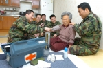 24일 육군 7군단 장병들이 집중정신교육기간에 정신교육의 일환으로 이천시 장호원읍 선읍리 노인회관을 찾아 마을 주민들에게 내과 진료와 함께 스포츠마사지, 이발, 등의 봉사활동을 펼