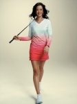 큰 키와 늘씬한 몸매를 돋보이게 하는 짧은 치마와 다홍빛 코럴 색상 및 연한 베이지의 버취 색상을 중심으로 나이키 골프의 각종 패션을 선보일 예정인 미셸 위.