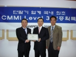 햄펙스가 단말기 업계 국내 최초 ‘CMMI 레벨 3’ 인증 획득했다. 왼쪽부터 햄펙스의 최경섭 대표이사, CMMI인증담당자, 마케팅그룹 사장