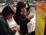 서울 H 고등학교 앞에서 여고생이 연예인 설문조사에 참여하고 있다. 