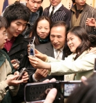 이명박 서울시장이 상명대 특강에서 학생들과 함께 모바일폰으로 기념촬영을 하고 있다.
