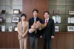 KTF 조영주 사장이 ‘KTF적인 생각-0.3초의 진실편’의 주인공 김대현 학생에게 장학금을 전달하고 축하하고 있다. 