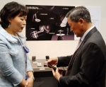 LG 구본무 회장이 지난 4일 LG전자 디자인경영센터를 방문, 휴대폰디자인연구소장 김진 상무와 LG전자 미래 휴대폰 제품 및 디자인 컨셉을 점검하고 있다. 