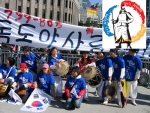 독도단체 행사후 모임, 오른쪽상단은 아리랑응원단 엠블런