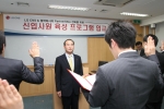 17일 오전, 홍대에 위치한 LG CNS 기술대학원에서 협력회사 신입사원들이 입교식 수순의 하나로 LG CNS 김영섭 상무에게 입교 선서를 하고 있다. 