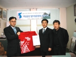사진왼쪽은 (주)독도 홍성범 이사/가운데는 문창기업 문선종 대표/가장오른쪽은 문창기업임원