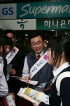 하나로텔레콤 박병무 사장이 최근 서울 성북구에서 시행한 가두캠페인 행사에 직접 참여, <길거리 홍보>를 통해 고객과 대화를 나누고 있다. 