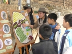 탐방객들에게 ‘야호’ 소리가 산새 및 생태계에 미치는 위해를 설명하는 장면
