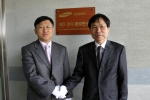 27일 삼성에버랜드 잔디환경연구소 신홍균 소장(左)과 제주大 아열대친환경 누리사업단 송창길 단장(右)이 '삼성에버랜드 제주 잔디환경연구소' 현판식을 갖고 있는 모