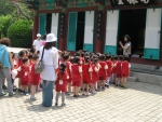 한려해상국립공원내 한산도 제승당에서 국립공원관리공단 한려해상동부사무소에서 어린이를 대상으로 역사해설프로그램을 진행하고 있는다