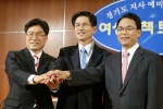 김문수 한나라당 경기도지사 예비후보가 28일 수원 경기도문화의전당에서 열린 '여성정책토론회'를 앞두고 타후보들과 기념촬영을 하고 있다.
