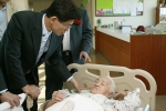 김문수 한나라당 경기지사 예비후보가 어버이날인 8일 수원 장안구의 시립노인전문요양원을 방문, 입실 노인들과 이야기를 나누고 있다. 