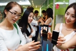LG전자가 ‘EXPO COMM KOREA 2006’에서 감각적인 디자인과 혁신적인 기술의 각종 첨단 휴대폰을 대거 공개했다.