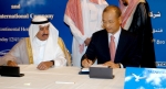 삼성엔지니어링 정연주(鄭然柱) 사장()과 타스니(TASNEE Petrochemicals) 社의 무바라크 알카프라(Mr. Mubarak Al-Khafra)회장이 계약서에 서명 후 악