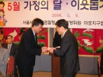 고만수 소장이 장학금을 전달받고 있다.