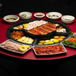 매운맛 열풍의 진원 ‘홍초불닭’을 운영하는 홍초원(www.hongcho1.co.kr)이 직화구이 전문점 ‘홍초홍(紅)’을 동교동에 런칭했다. 