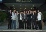 경상대학교 산업시스템공학부 학생들이 대학생프로젝트경진대회가 열린 KAIST에서 수상 직후 기념사진을 찍고 있다. 가운데는 이 대회의 위원장인 전차수 교수.

