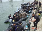 특전사 잠수요원들이 한강수중정화활동하는 모습