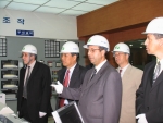 모하메드 데르부르 알제리 원자력위원장(왼쪽 세번째)이 이중재 한국수력원자력 사장(왼쪽 두번째)과 영광원전을 방문, 원자력 발전소 가동현황을 살펴보고 있다.