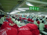 사진은 북한 개성공단에서 월드컵 응원복인 독도사랑티셔츠를 생산하는 장면입니다..