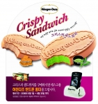 한국하겐다즈는 6월 한달간 전국 편의점 및 수퍼마켓에서 크리스피 샌드위치 구매 고객에게 탁상용 핸드폰 홀더를 증정하는 이벤트를 실시한다.