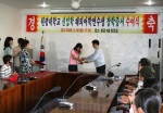 원광대학교가 2006학년도 성적우수 신입생들을 대상으로 우수 장학생 해당학생들에게 장학증서를 수여하는 모습