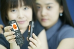KTFT 직원들이 새로 출시된 초슬림 슬라이드 EV-K150모델을 시연하고 있다.