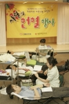 신동아화재는 1일 서울 태평로 본사에서 임직원 200여 명이 참여한 가운데 사랑 나누기 헌혈 행사를 가졌다. 오는 9일까지 전국의 설계사와 임직원 등 500여 명이 참여하는 이번 
