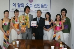 믹스크리에이티브 류문대표, 유진룡 문화관광부 차관과 신국악단 'SOREA' 멤버들. 