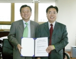 한국청소년단체협의회 신홍기 사무총장과 KTF 유석오 상무이사가 참석한 가운데 “청소년희망나눔기금” 사업추진을 위한 업무협약 체결에 서명했다.