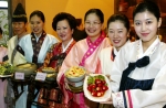 한성의 전통 및 퓨전 김치를 소개하고 있는 직원들 모습
   