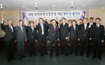 대우루컴즈는 국방부에서 주관하는 '사이버지식정보방' 구축 사업의 PC공급 업체로 선정되어 데스크탑, 모니터 각4만대를 공급하는 계약을 체결하였다.(앞줄 좌측 3번