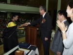 조무제 총장이 TESOL 자격증을 수여하고 있다. 


