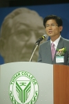김문수 경기도지사 당선자가 10일 부천 유한대학에서 열린 '제3회유일한로 기념행사'에서 축사를 하고 있다.