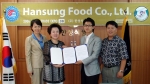 한성식품 김순자 대표(왼쪽에서 2번째)가 미국 유통전문기업 인조이 인터내셔날사와 미국 수출에 관한 계약을 맺었다.
