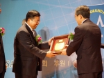 2005년 한국서비스대상 시상식에서 정보통신부문 대상을 수상하고 있는 LG엔시스 박계현 대표

