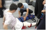 돌이나 나뭇가지에 넘어져 발목을 삐거나 뼈가 부러진 경우, 부목을 다리에 부착하는 방법을 실습하고 있다.
