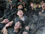 지난해 여름방학에 해병대캠프에 참가한 초중고 학생들이 쉬는 시간을 이용해 물 대포 세례를 받고 즐거워하고 있다.